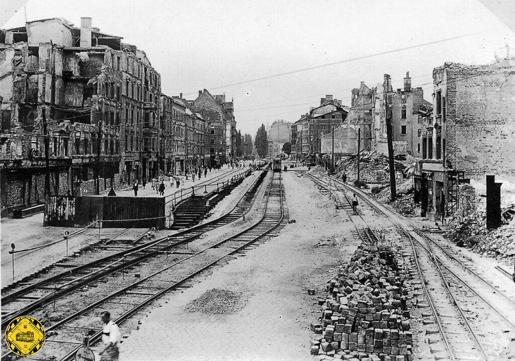 Die Lindwurmstraße im Jahr 1947: nicht nur die Kriegszerstörungen waren massiv, auch wurde die Trambahn seitwärts versetzt wegen der inzwischen verlassenen Baustelle für die S-Bahn.